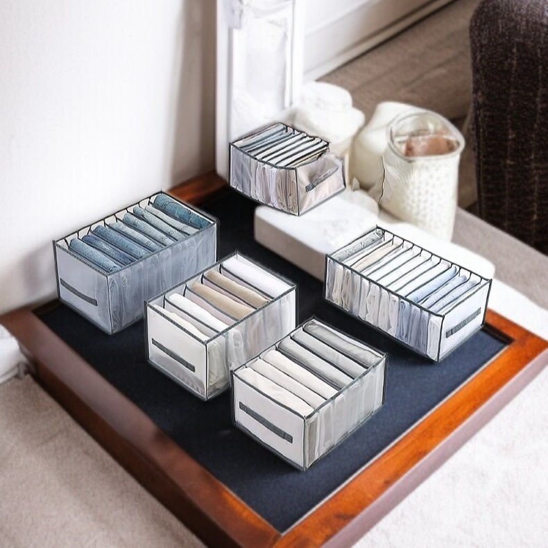 바지와 티셔츠를 깔끔하게 정리한 수납 바구니