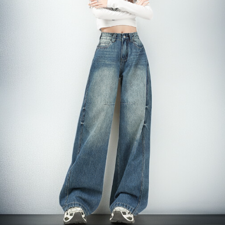 トレンド感のあるレディースデニム後ろ姿