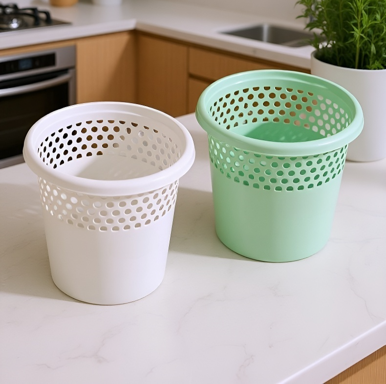 주방에 배치된 가정용 오픈탑 쓰레기통