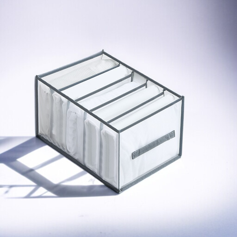 옷장 공간을 효율적으로 사용하는 수납 바구니