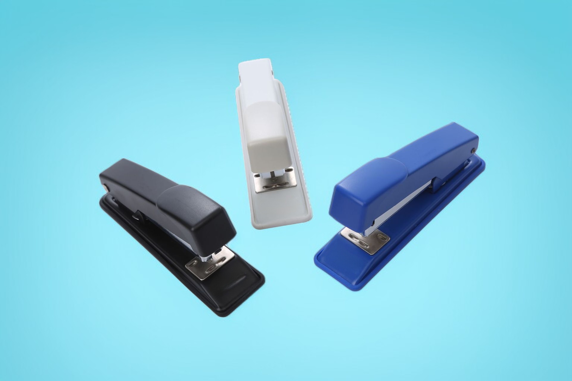 Langlebiges Metallheftgerät im Einsatz