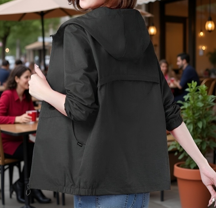 カジュアルコーデに合うフード付きアウター