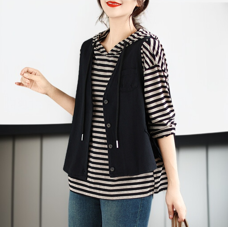 アウトドアで活躍するレディースベスト