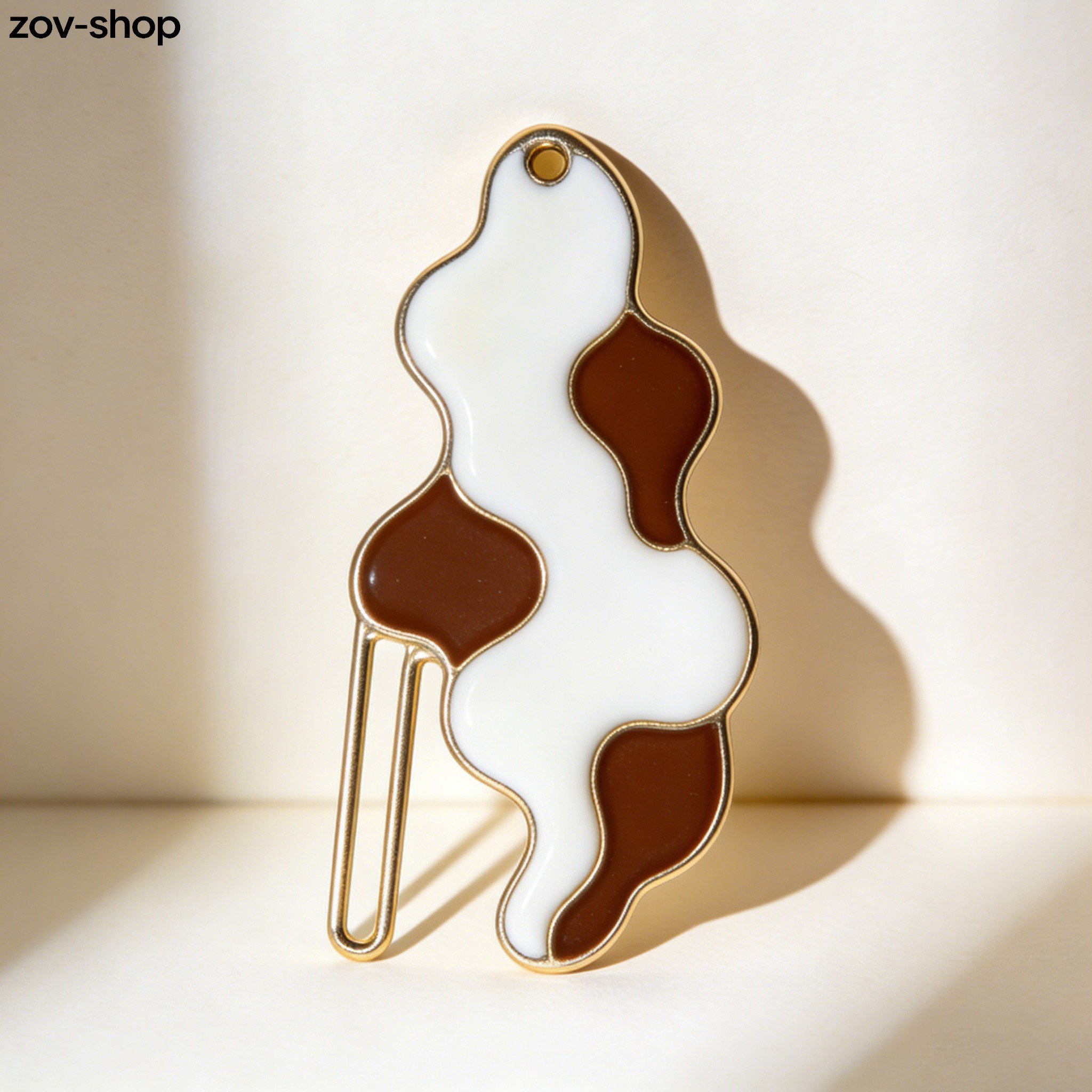 세련된 디자인의 금속 책갈피 디테일