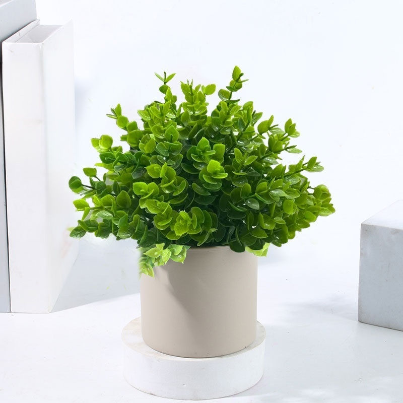 Adornos artificiales de plantas verdes