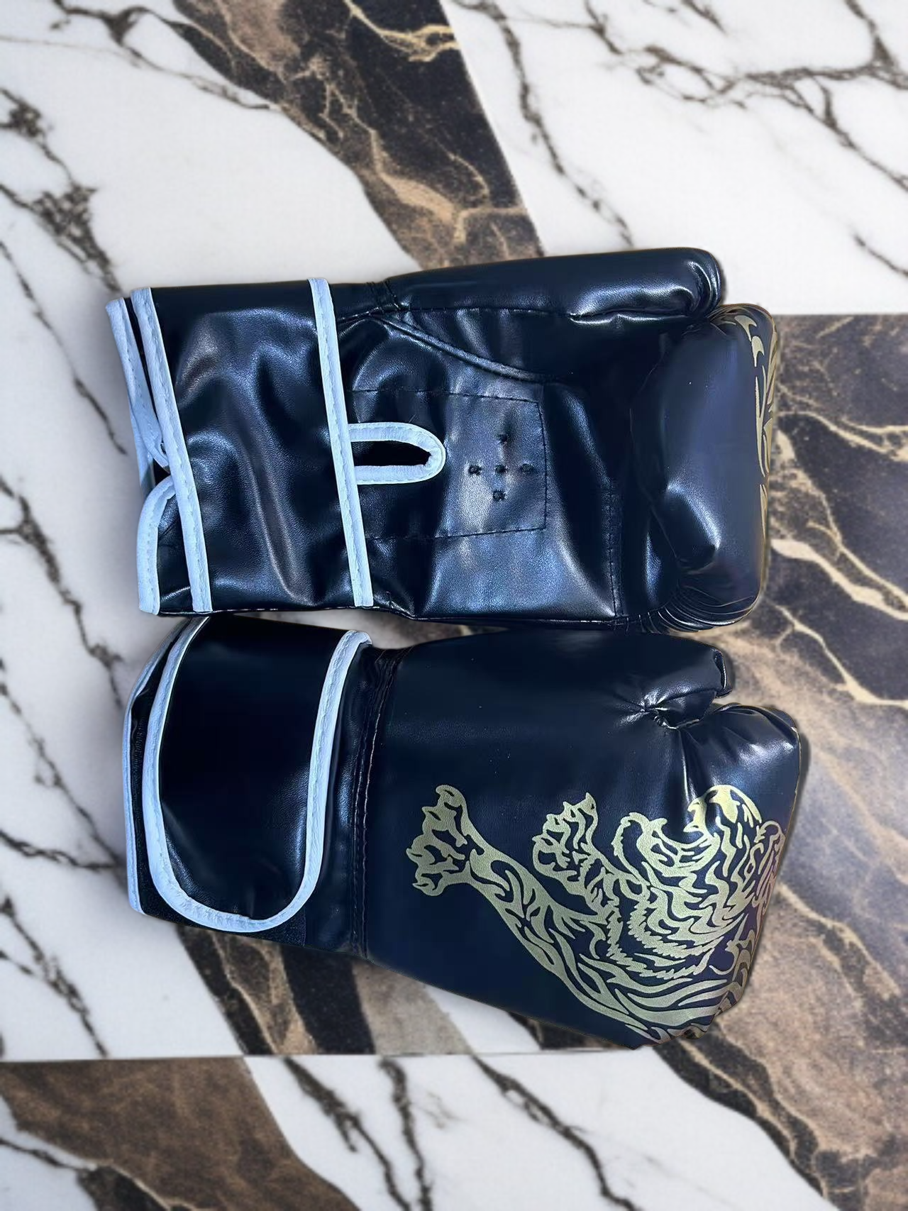 운동 중 사용되는 두꺼운 권투 장갑