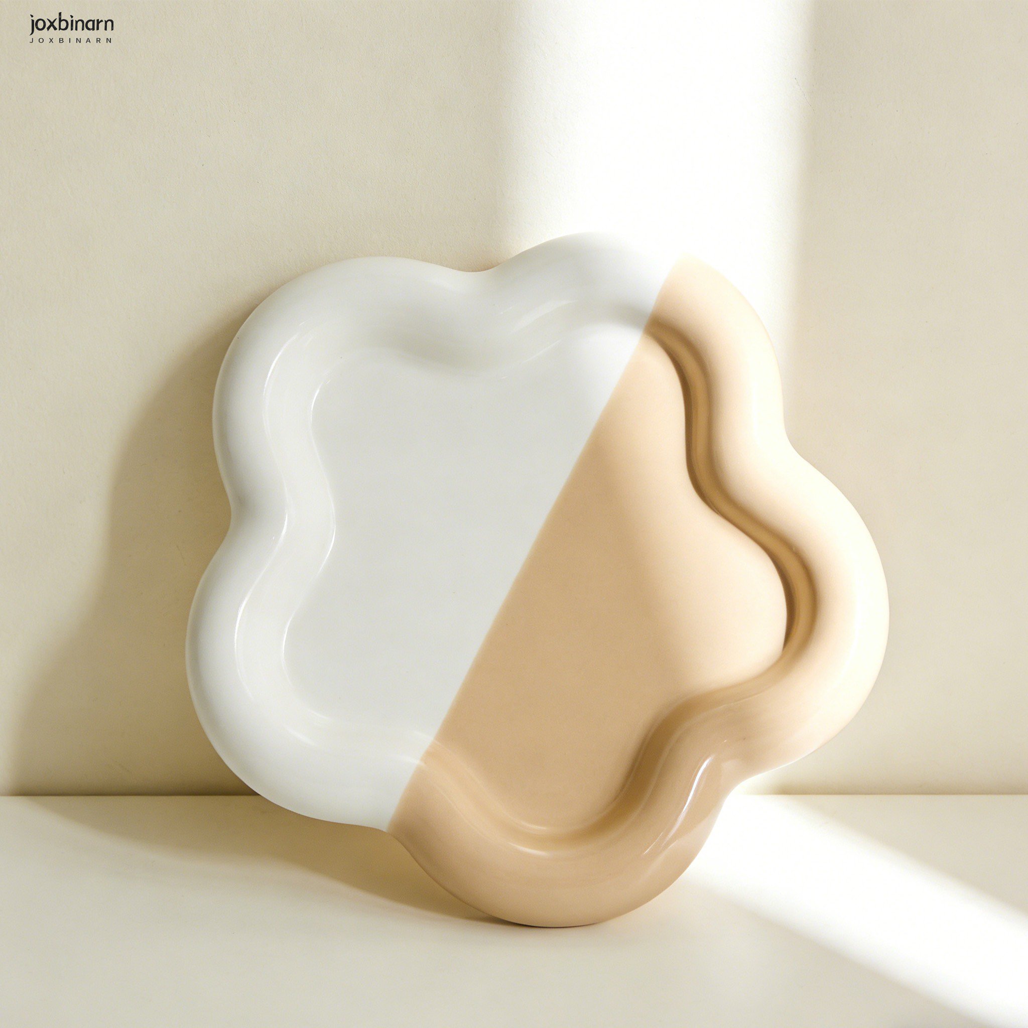 オフィスデスクで使用する収納トレー