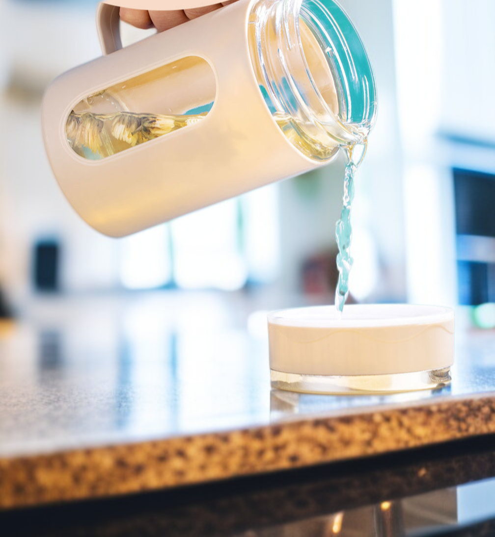 Vaso de agua de vidrio aislante manteniendo bebida fría