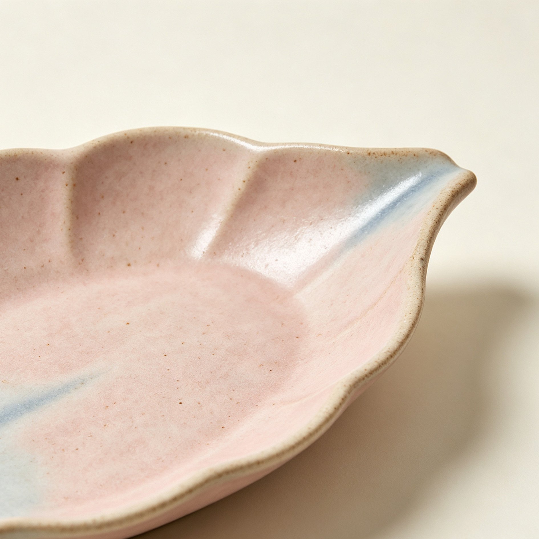 ピンクの葉っぱの形をした陶器の皿