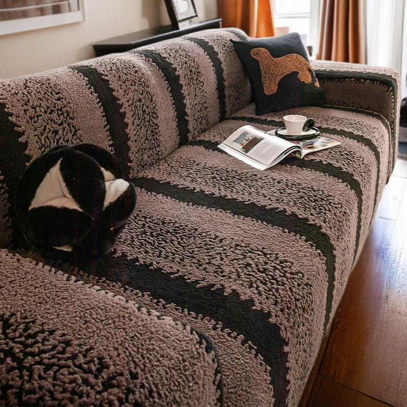 인테리어 포인트가 되는 레드 소파 커버