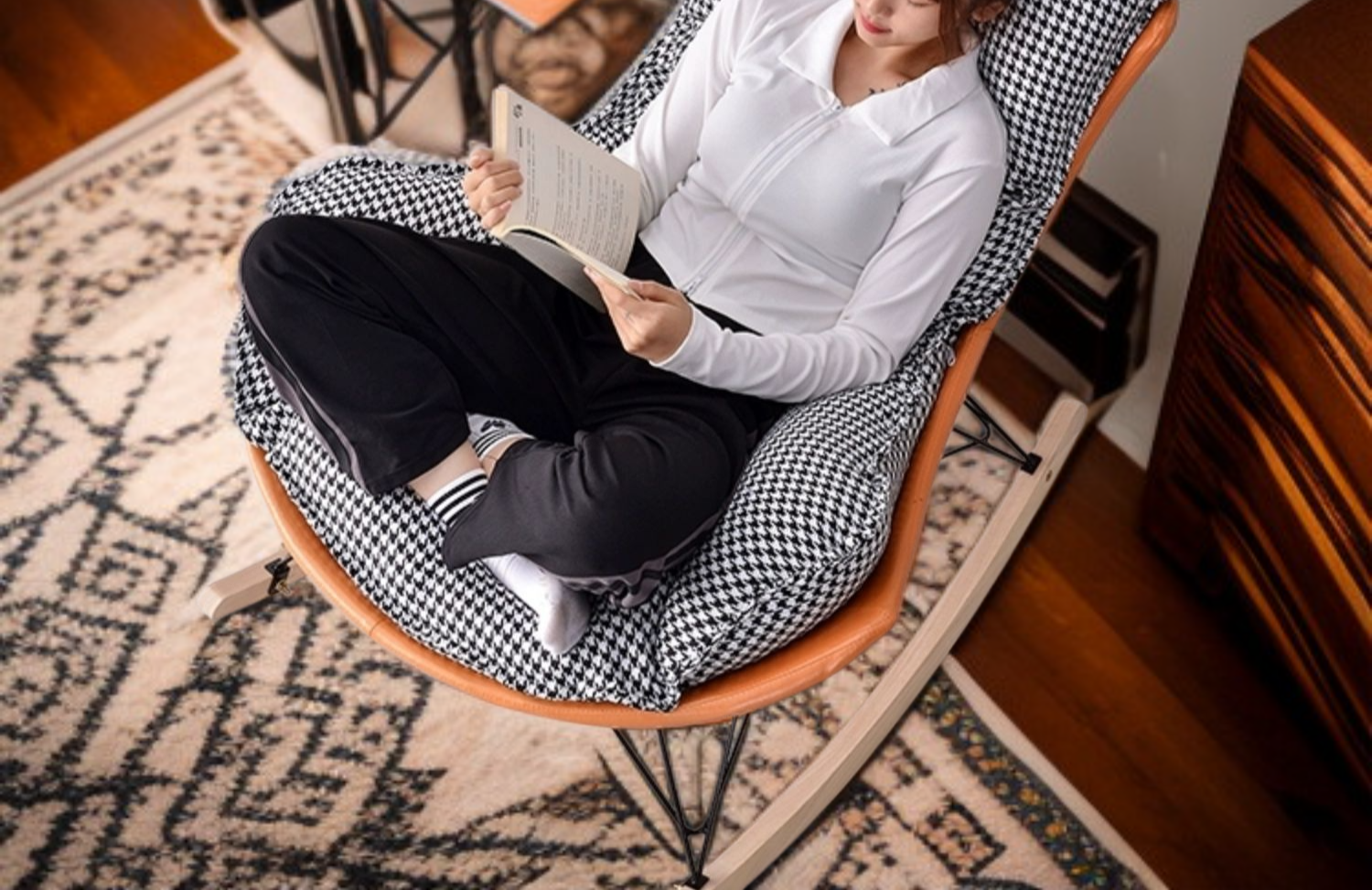 편안한 쿠션이 돋보이는 고급 소파 의자