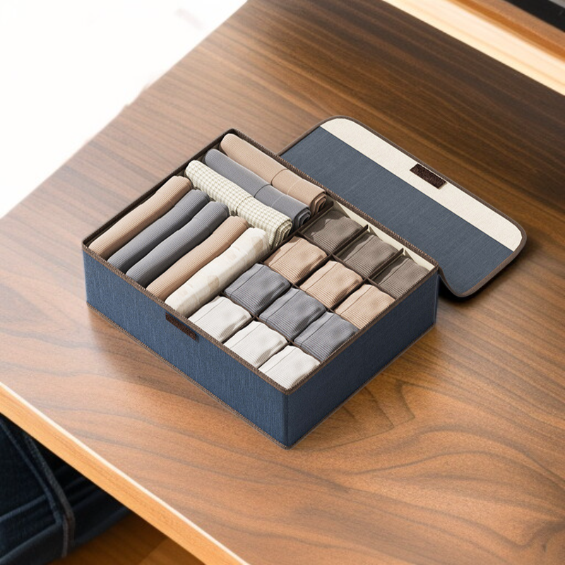 リビングで小物整理に使う3in1収納ボックス