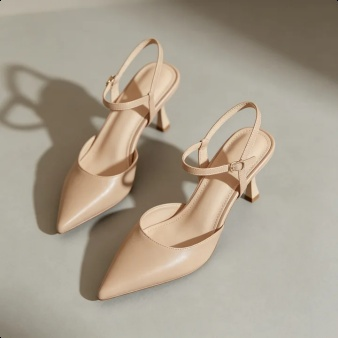 Elegante nudefarbene Sandalen mit zierlichen Stilettoabsätzen, neue Damenschuhe für Frühjahr 2025.