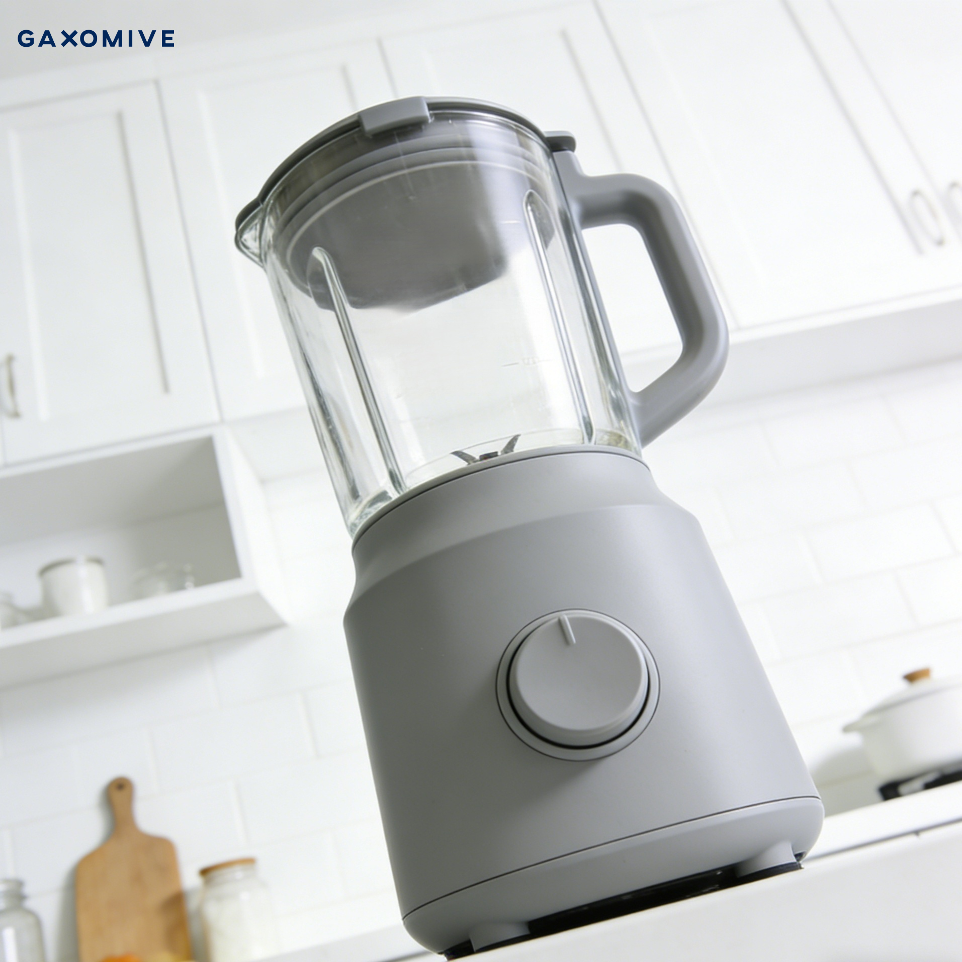 キッチンで使用中の家庭用ブレンダー