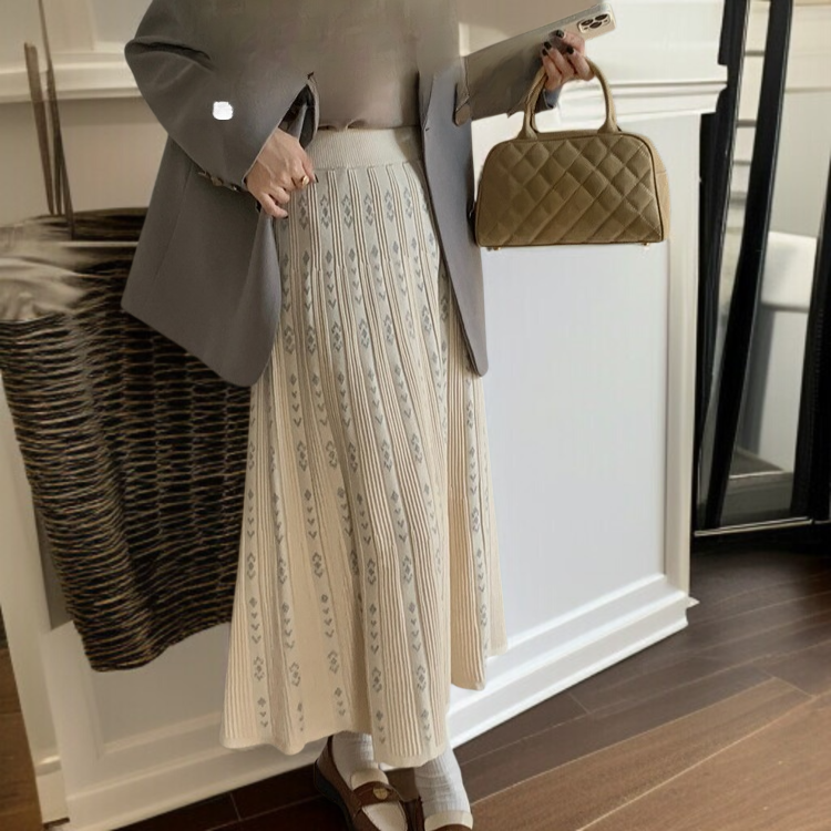 스커트녀 하프 기장 사타구니를 가리다 거들먹거리다 자카드로 짠 도드라진 무늬 날씬해 보이는 A라인 스커트