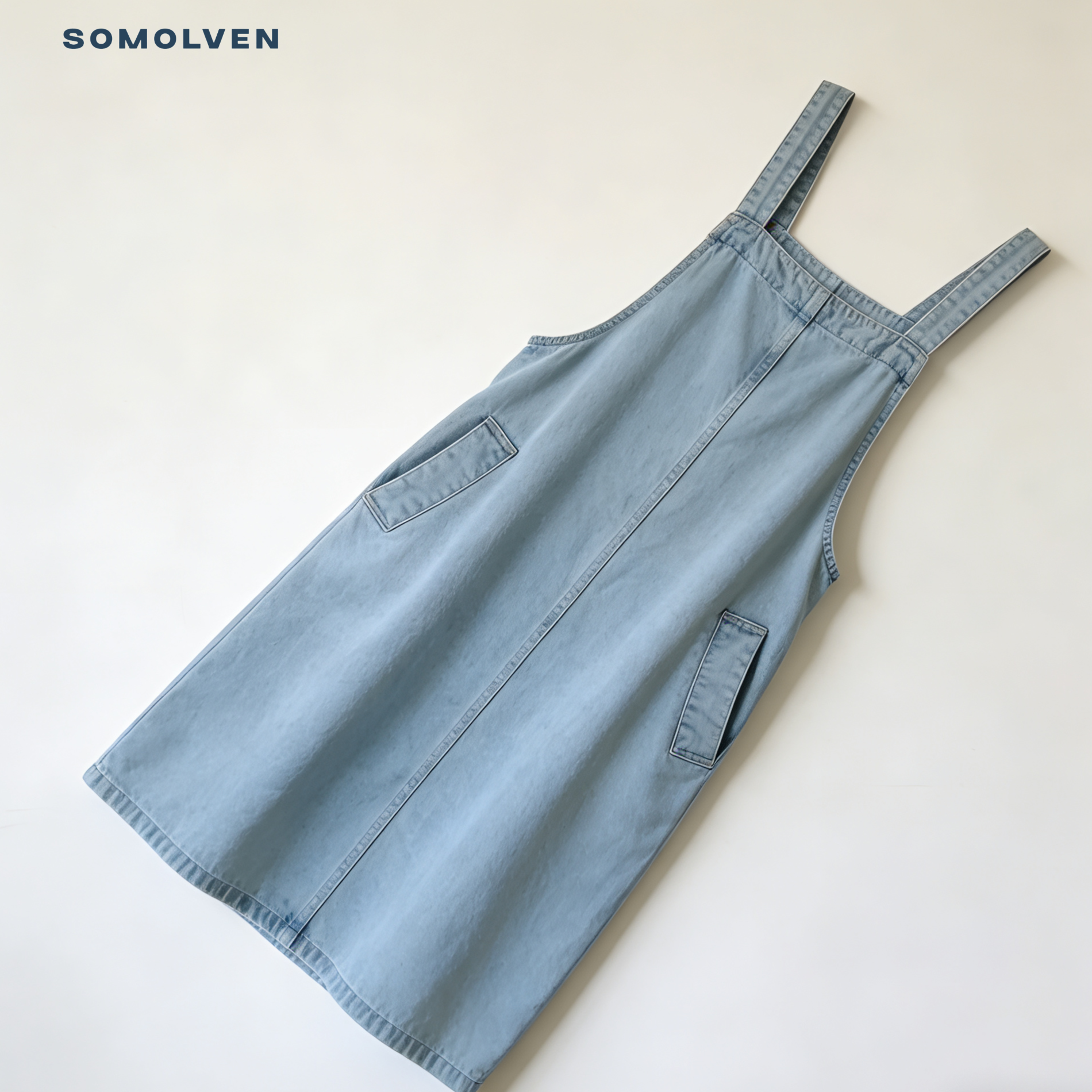 モデルが着用するデニムドレス全体像