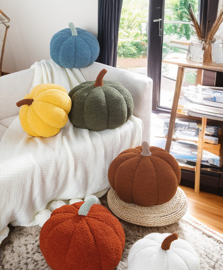 소파 위에 놓은 귀여운 호박 베개 인테리어 사진