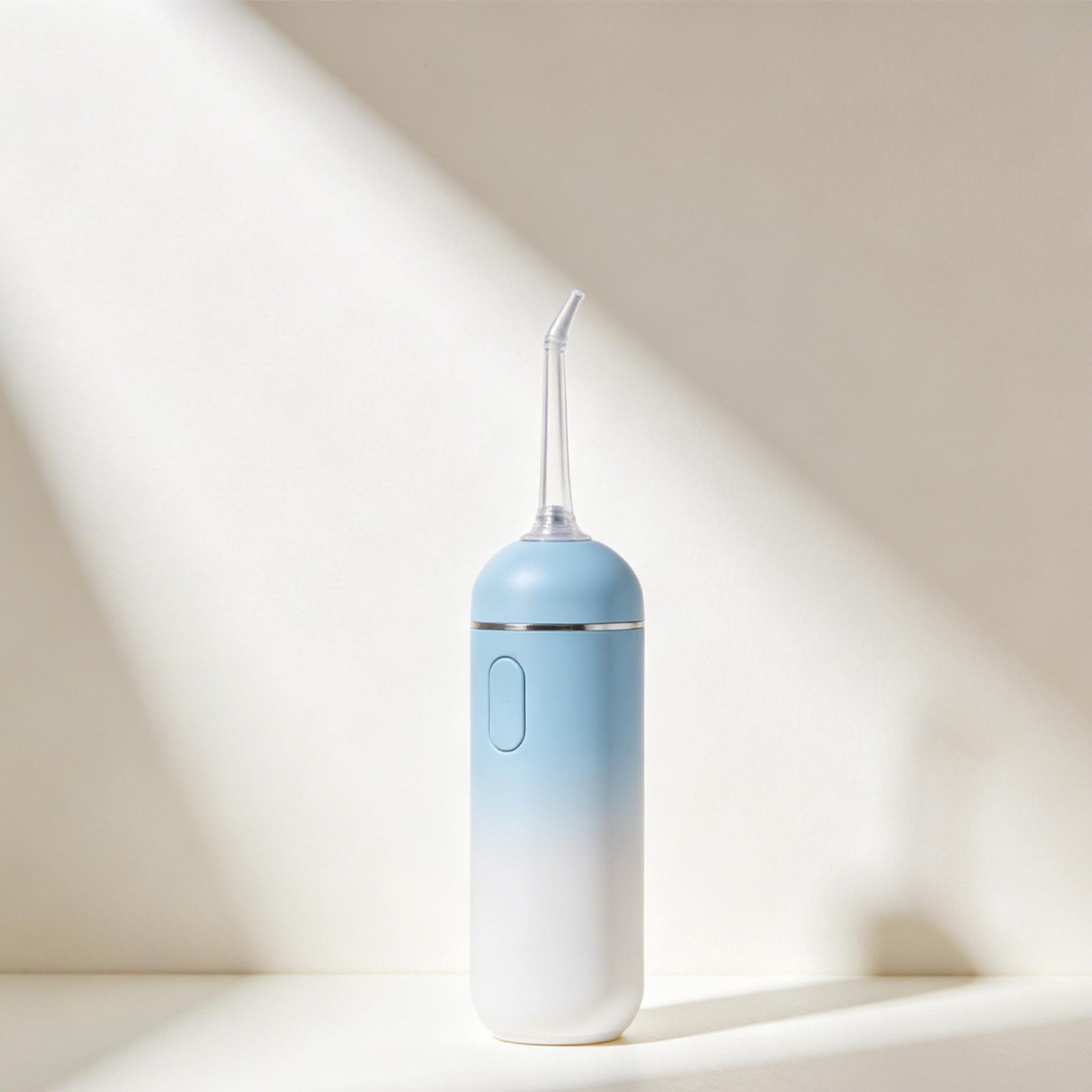 Irrigador dental portátil en uso para limpieza bucal