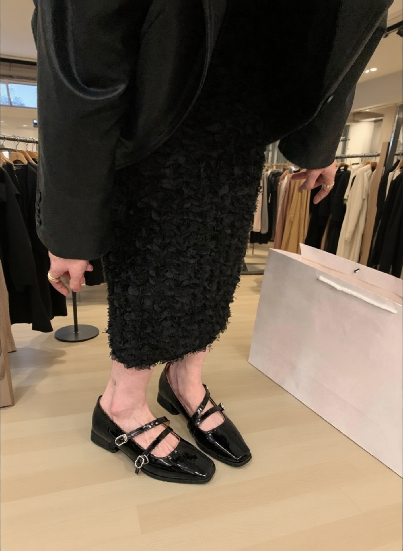 편안한 두꺼운 굽의 여성 슈즈 착용샷