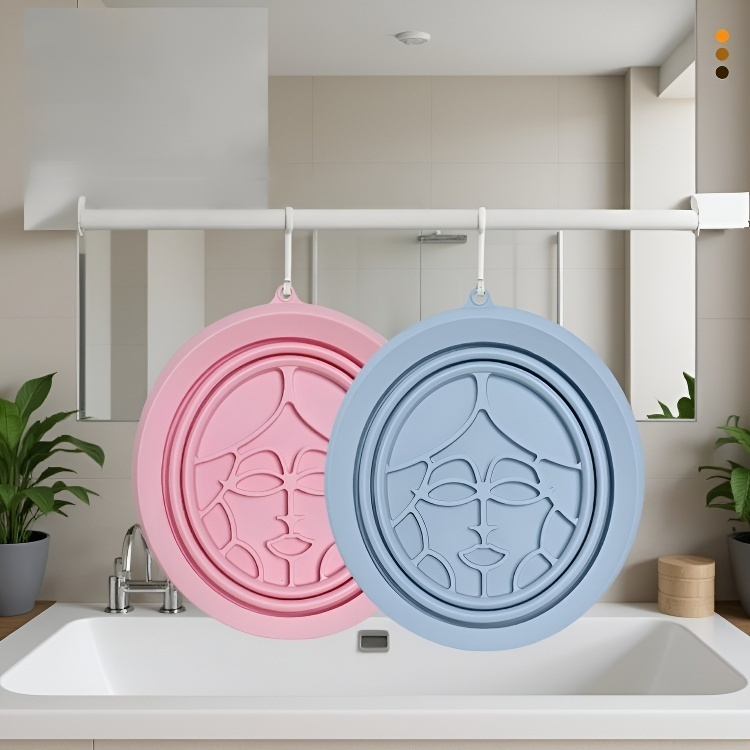 Umyvadlo na obličej vedle kosmetických doplňků