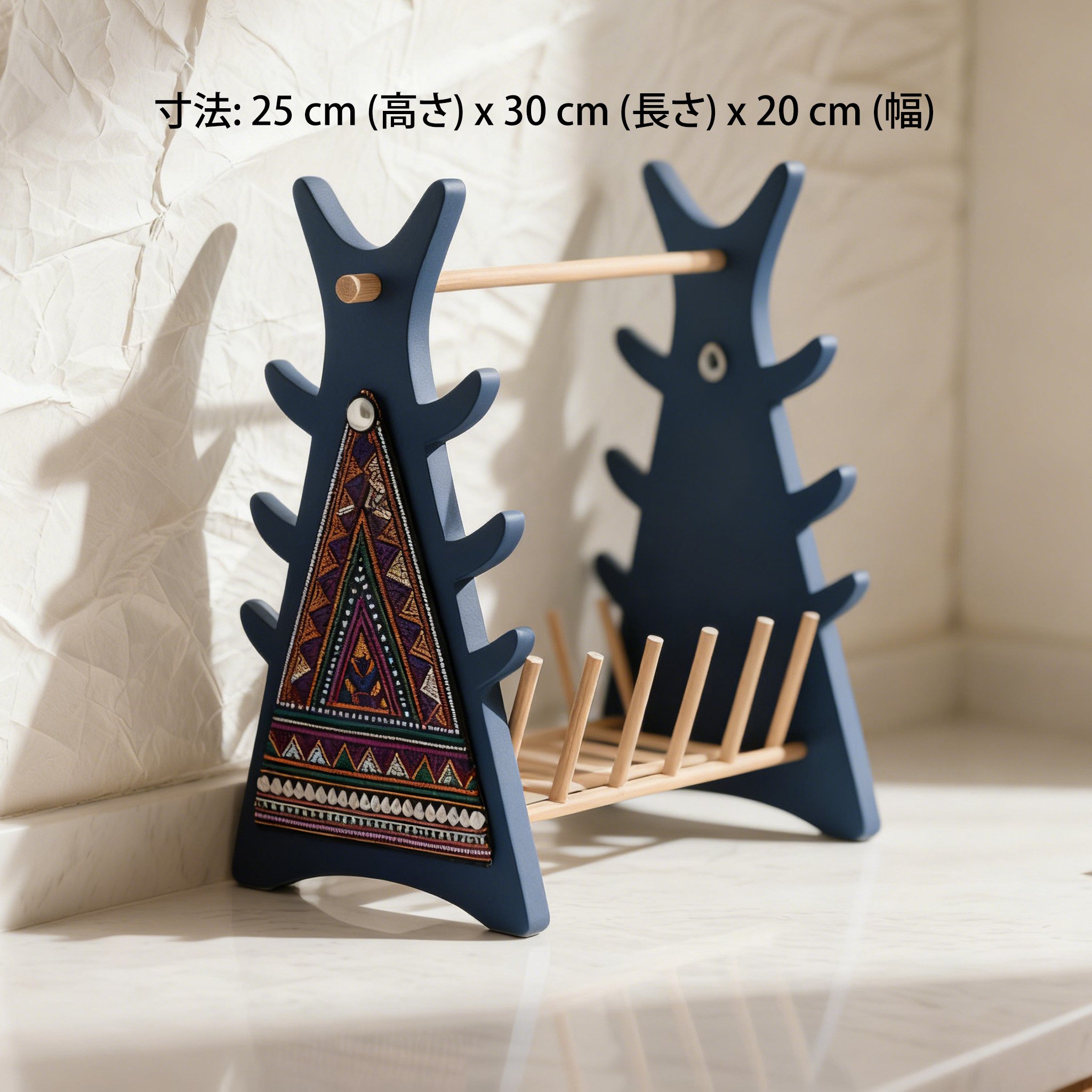 お皿が収納された木製食器ラックの使用例