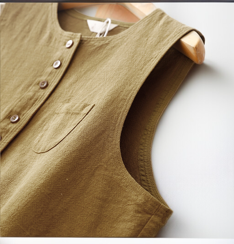 カジュアルスタイルのレディースベスト着用