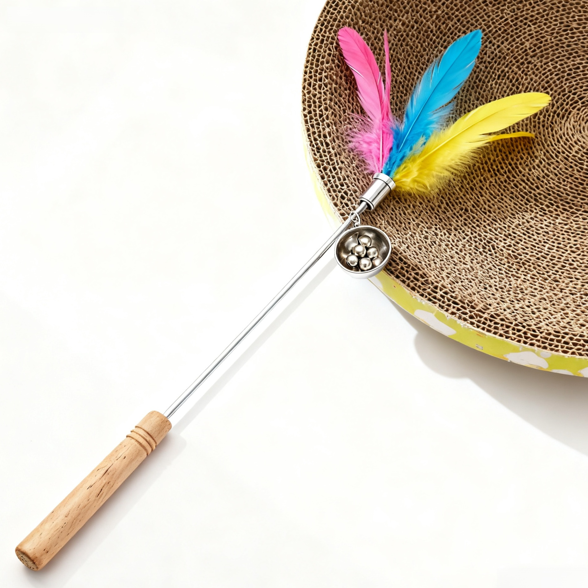 다양한 색상의 깃털이 달린 고양이 장난감