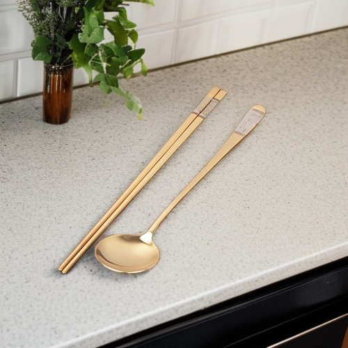 家庭用の厚みのあるステンレス製スプーン