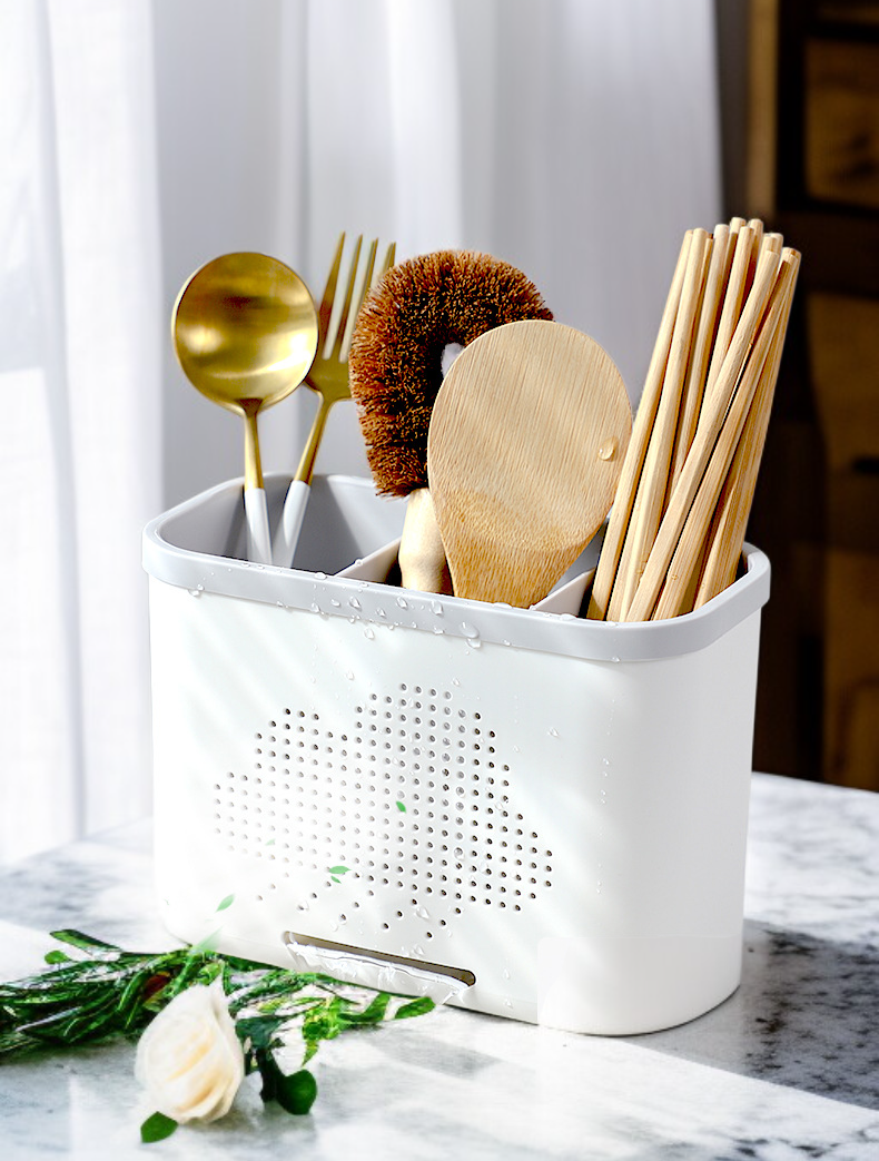 キッチンに置いたプラスチック箸収納筒