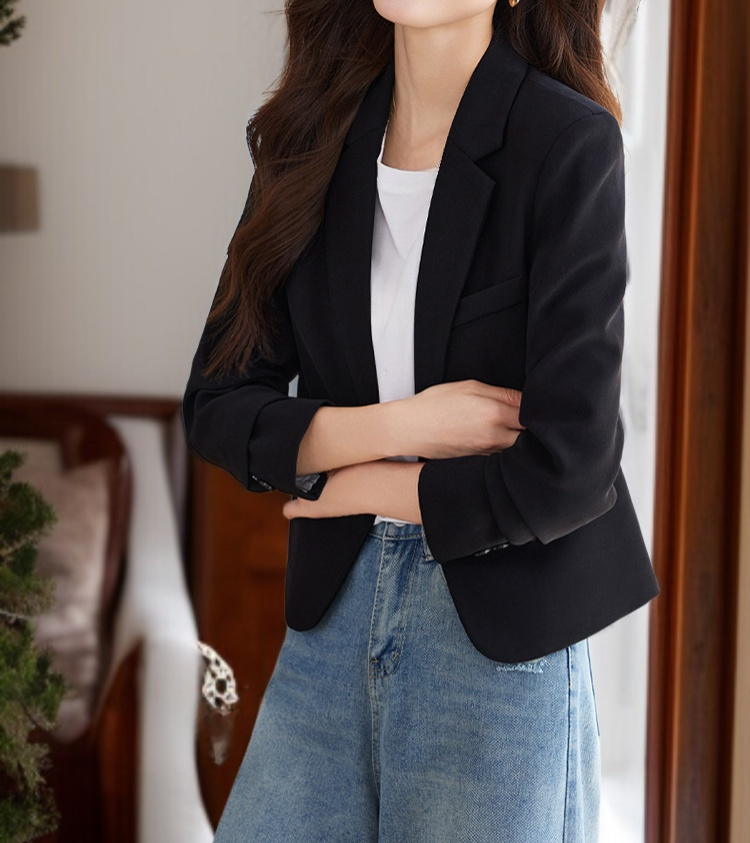 모던한 여성 정장 스타일링