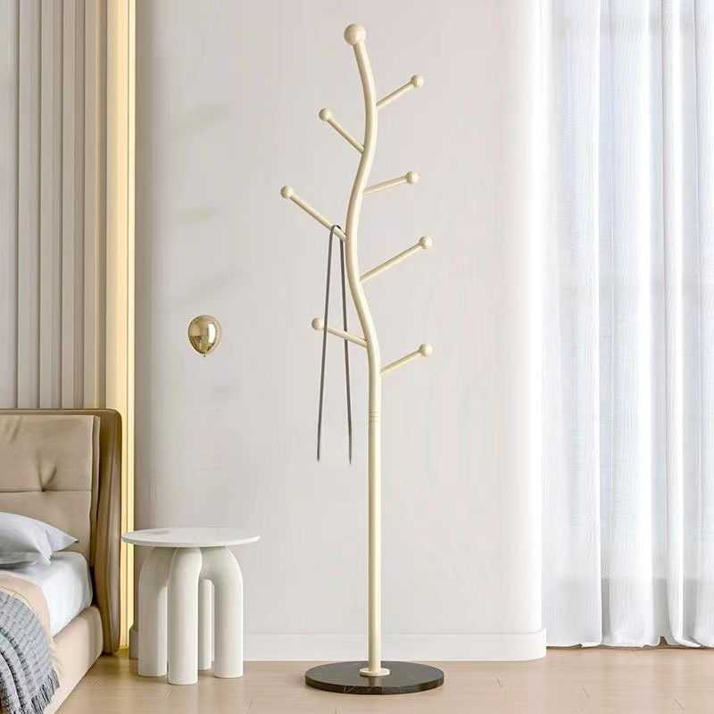 거실 바닥에 세워 놓는 코트걸이