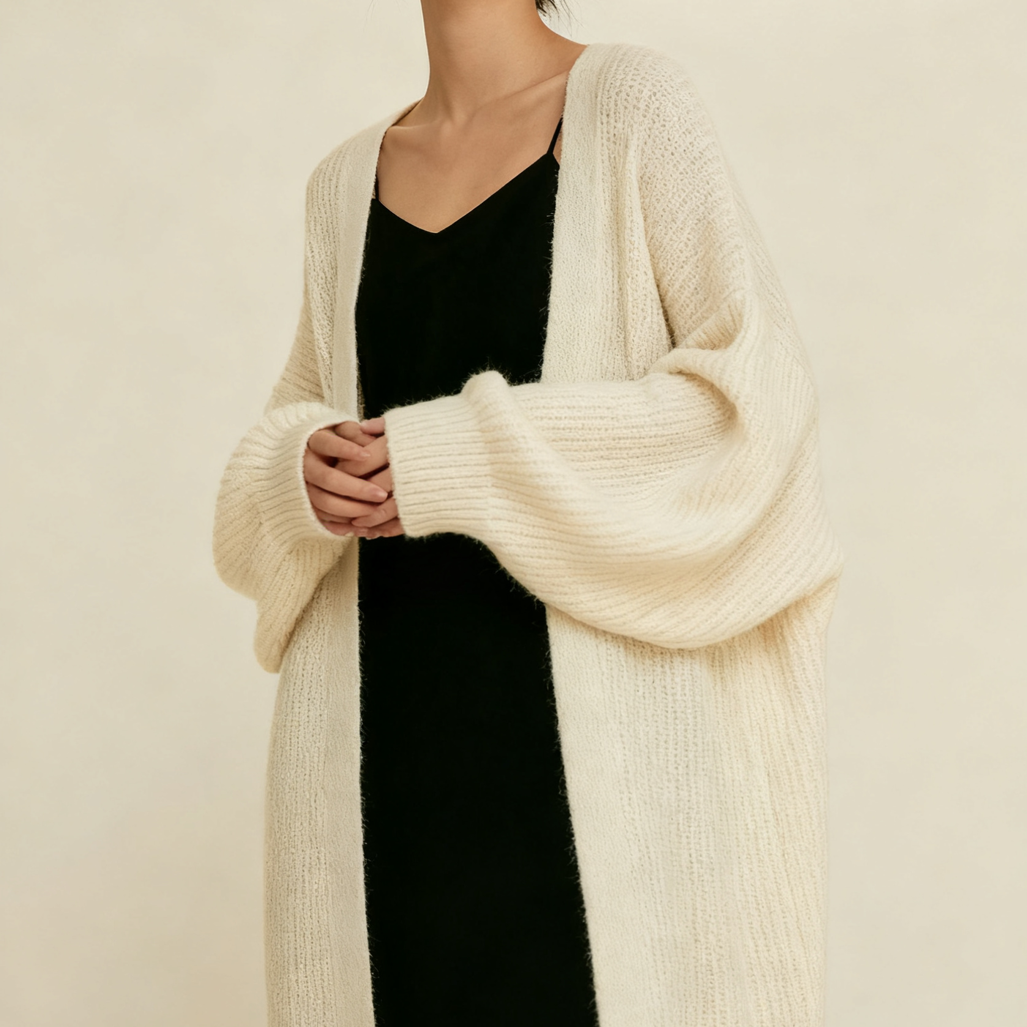 여성 긴 스웨터 코트 착용 이미지