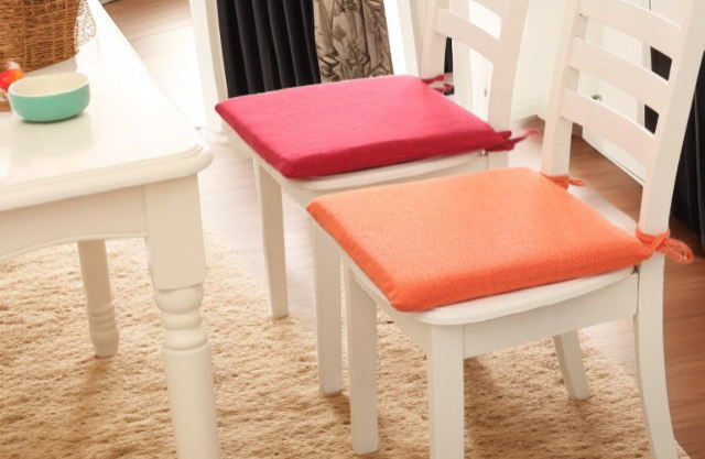 린넨 소재로 제작된 시트 쿠션