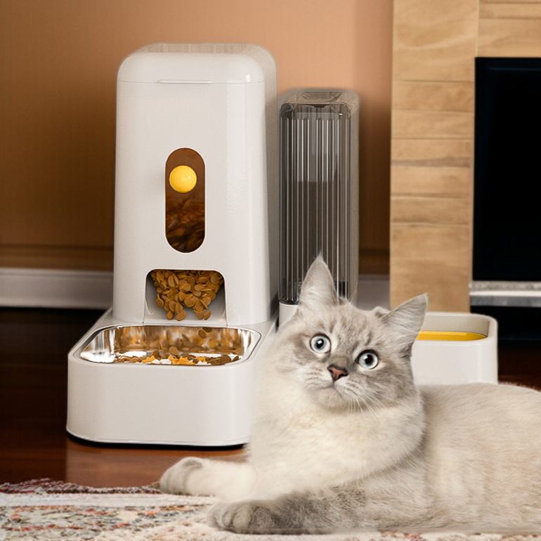 猫が自動給餌器を使っている様子