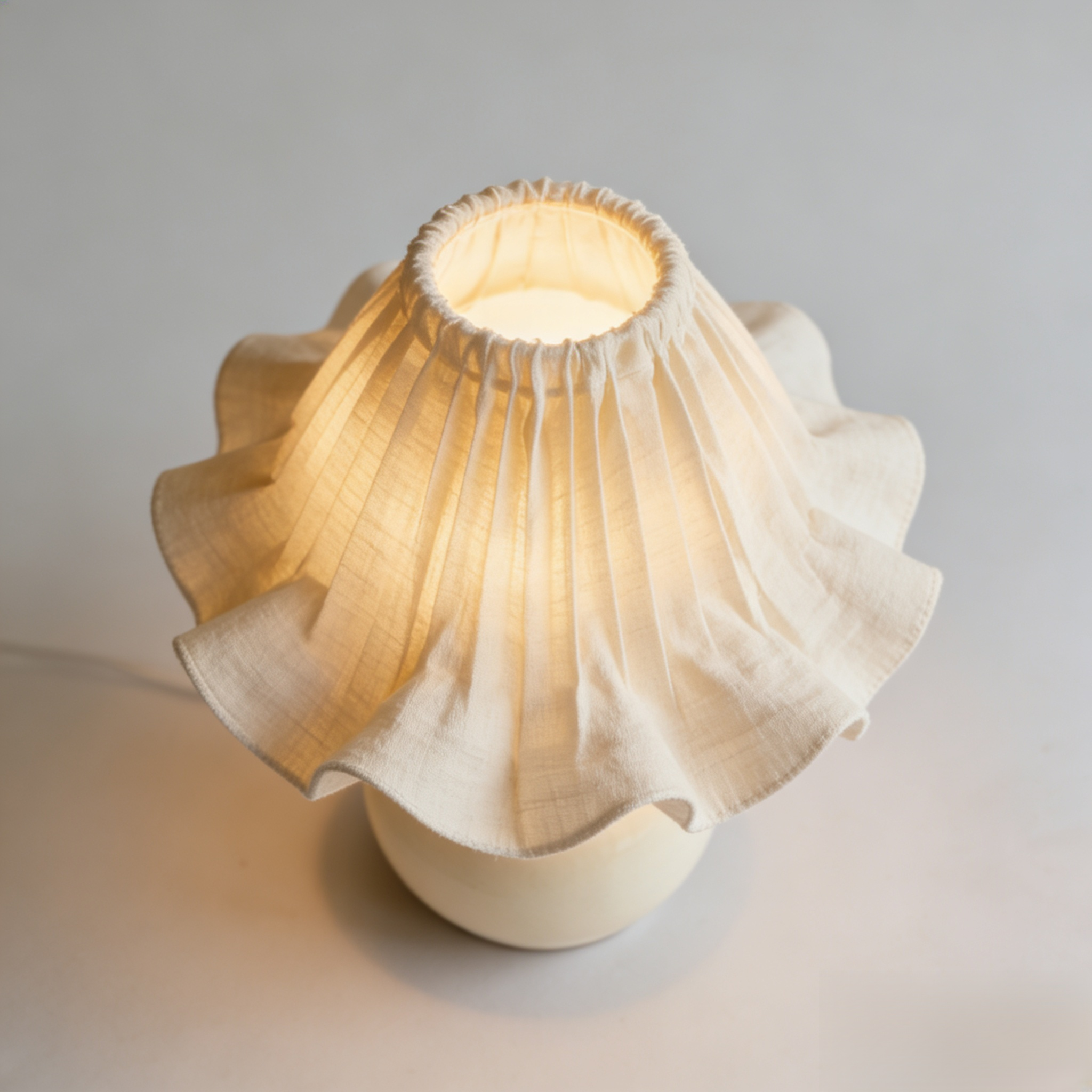 おしゃれな室内に設置されたモダン照明