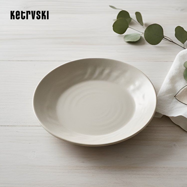 모던한 디자인의 흰색 세라믹 접시