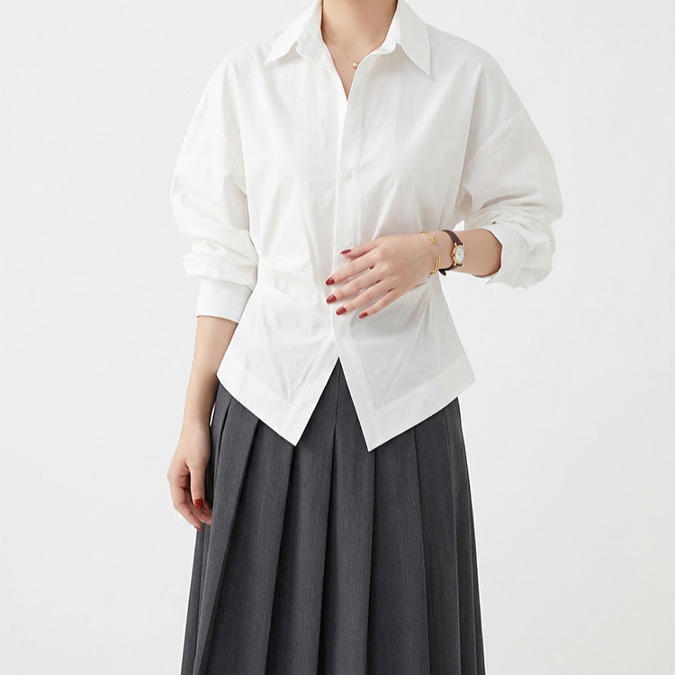シンプルで着回しやすい、ウエスト絞りギャザーデザインシャツ