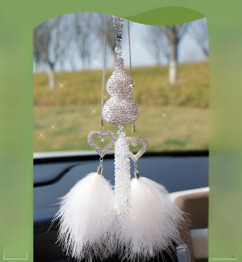 다양한 각도에서 본 다이아몬드 크리스털 펜던트