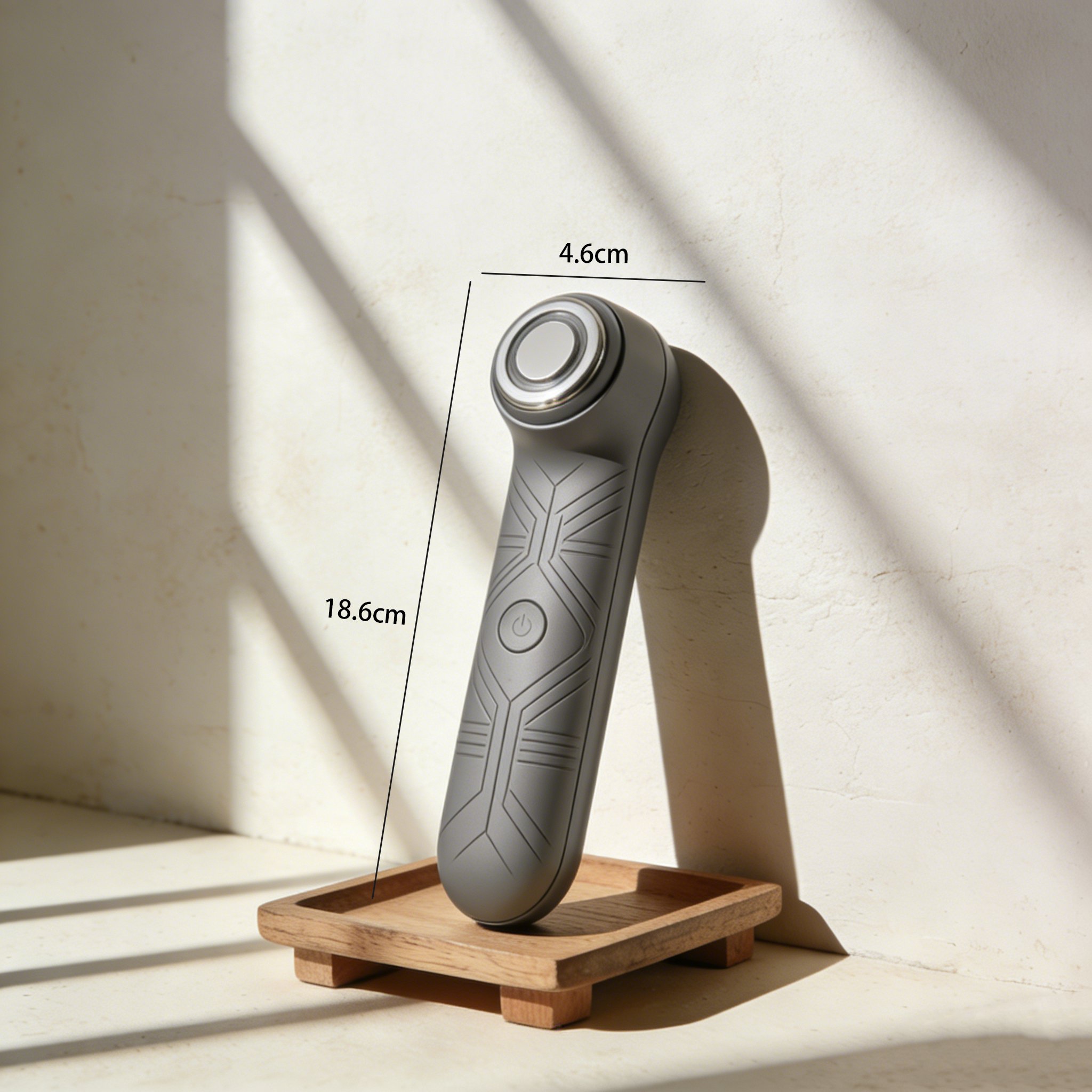 美顔器を使用する女性のイメージ