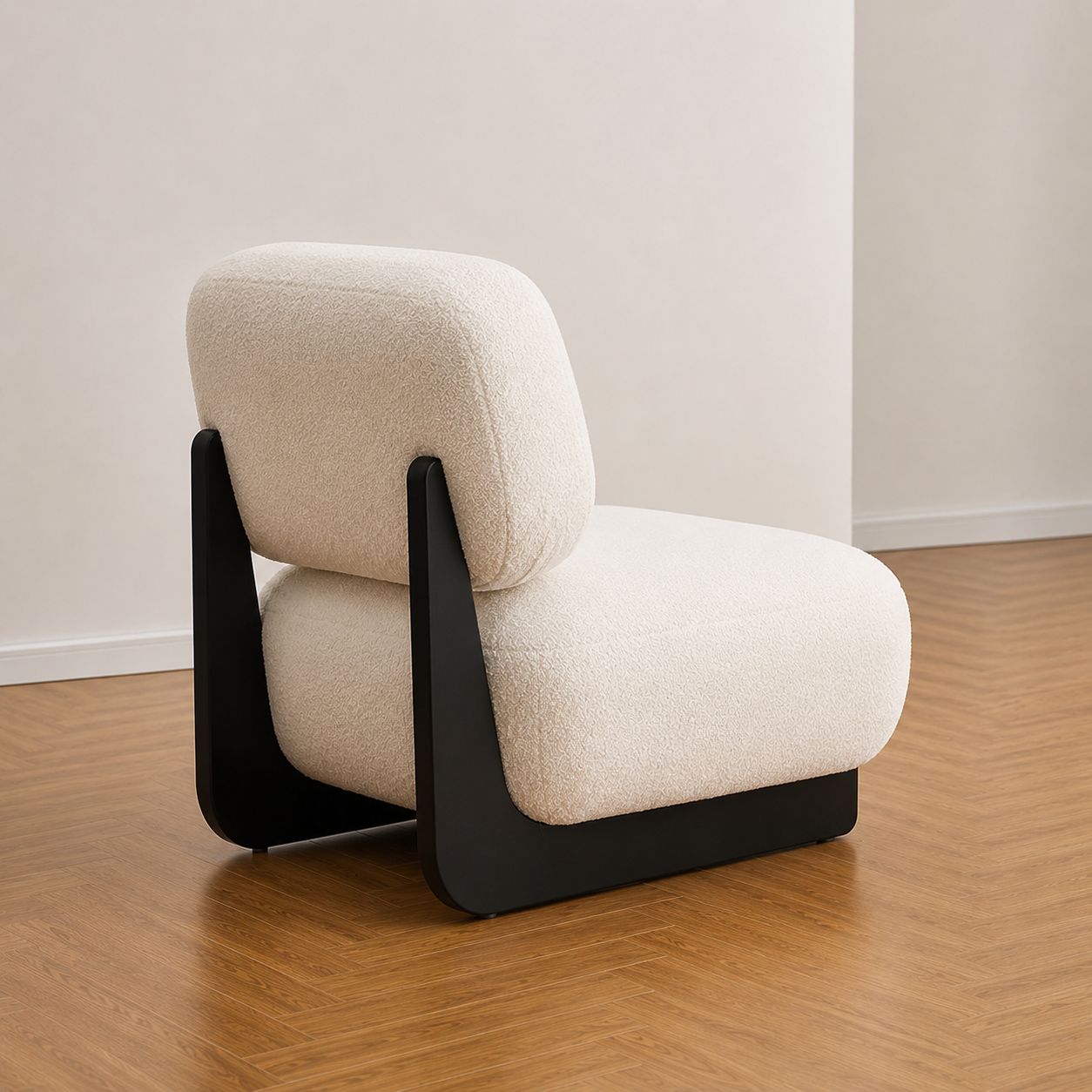 Eleganter Sofa-Sessel aus Massivholz und Lammwolle im Wohnzimmer