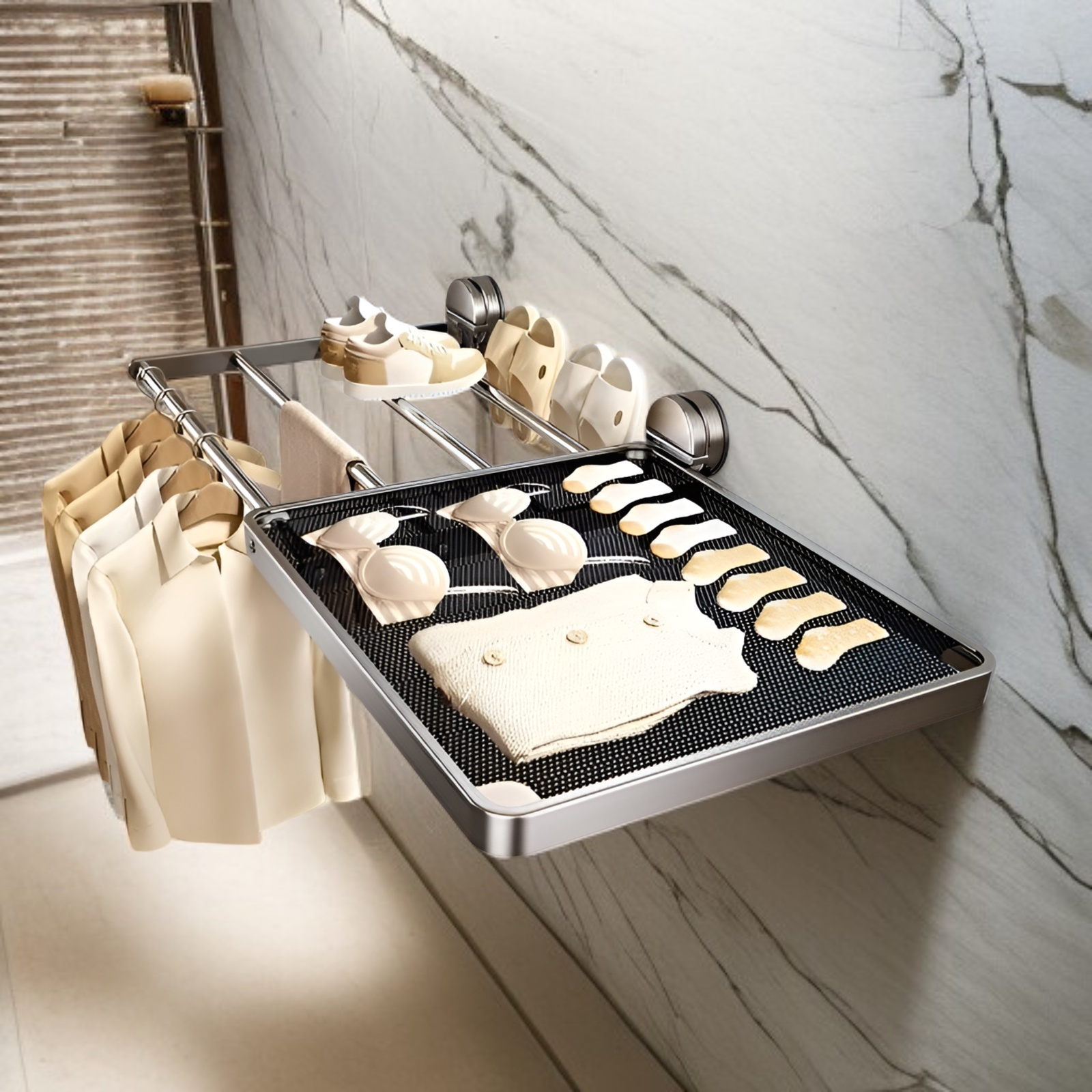 현관문 옆에 설치된 공간 절약형 옷걸이