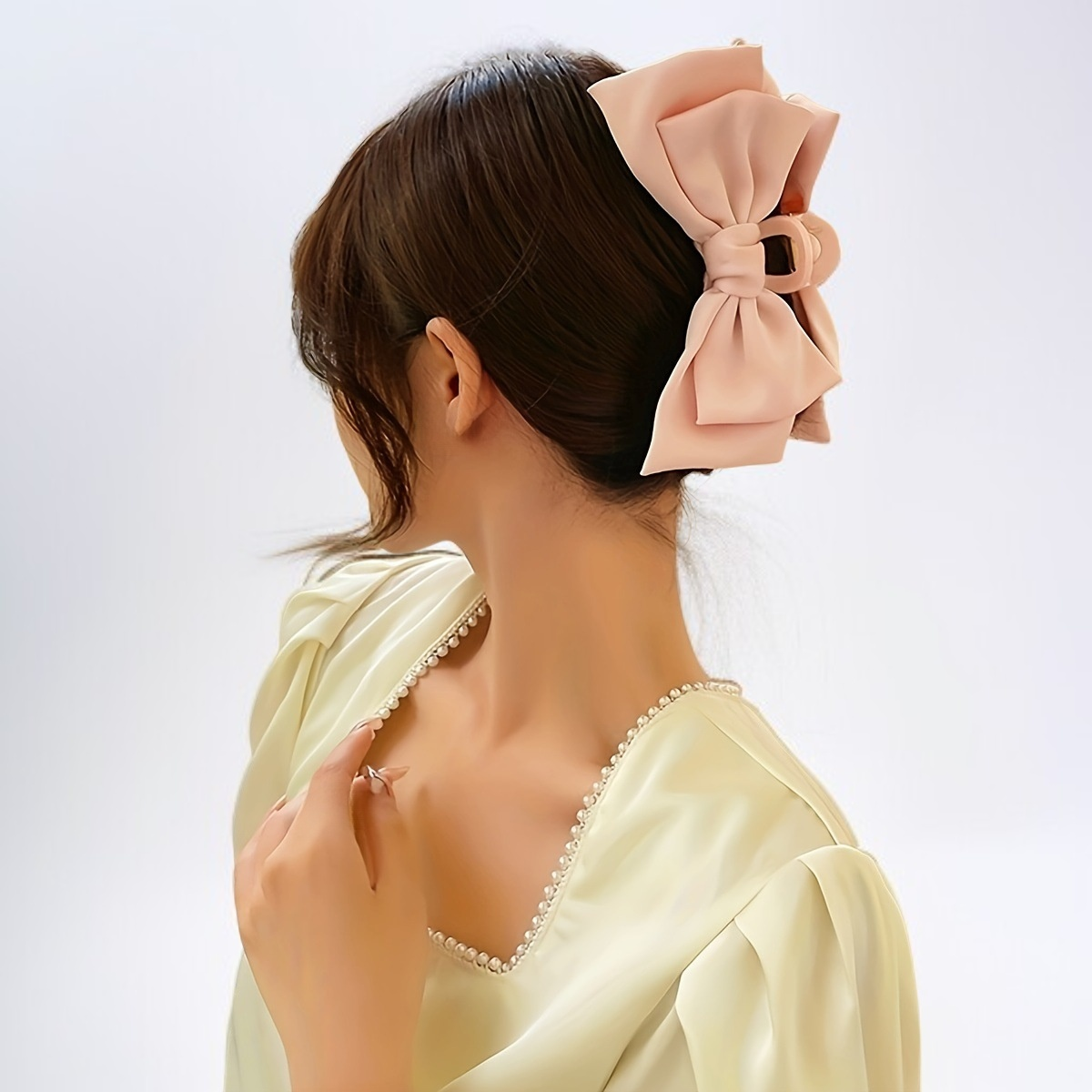 Arc-shaped claw clip