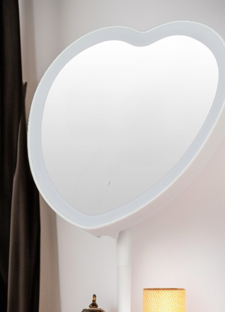 여성 메이크업 중인 뷰티 거울 사용 모습