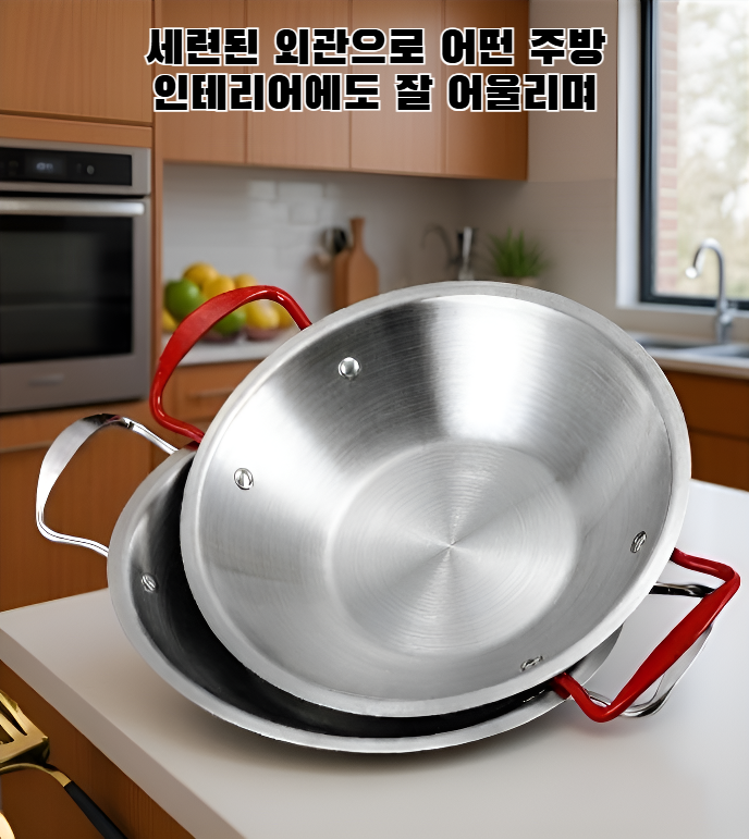 견고한 손잡이가 달린 스테인리스 냄비 클로즈업