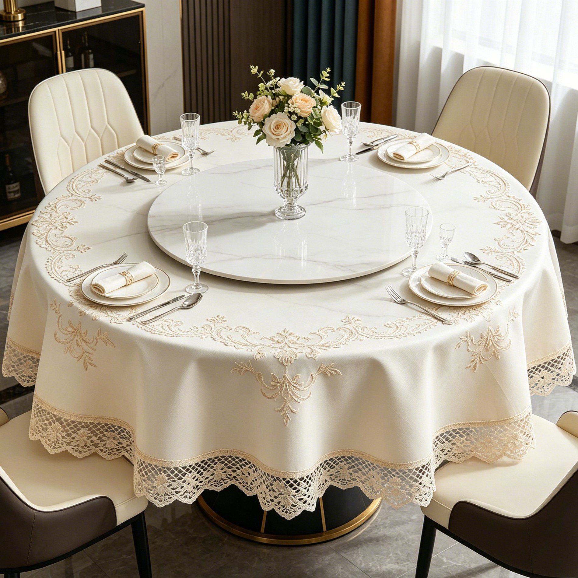 Nappe de table ronde imperméable en utilisation lors d'un repas