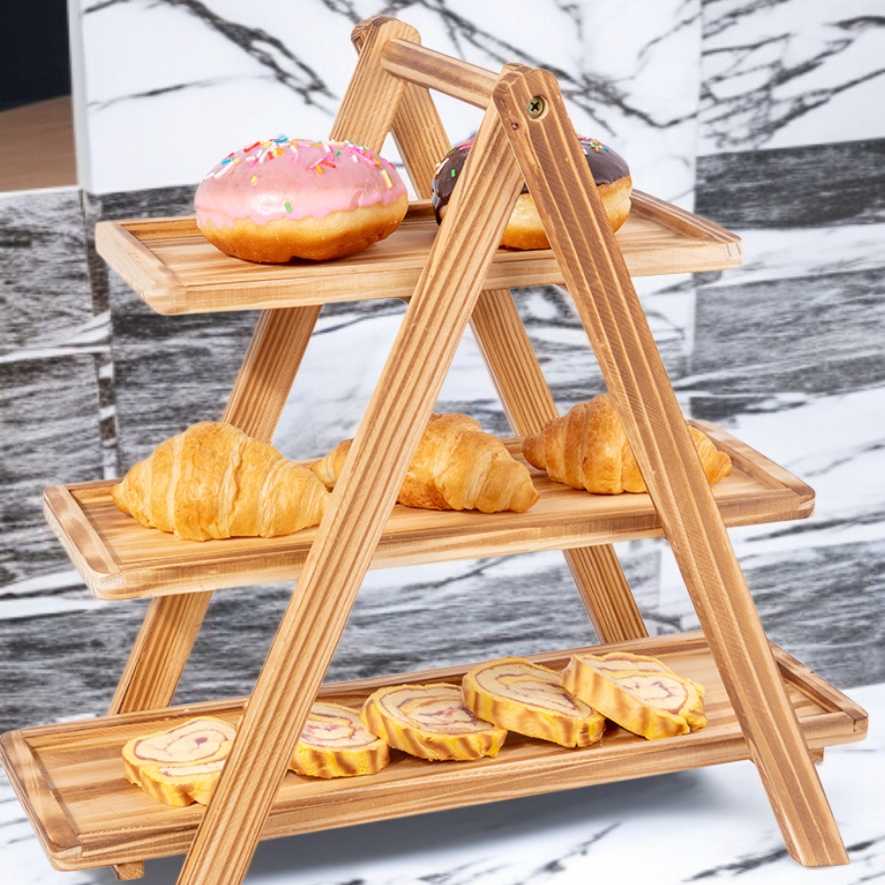 결혼식 다과용으로 꾸며진 3층 목제 쟁반