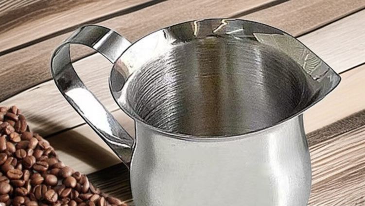 Professioneller Milchaufschäumer für Cappuccino