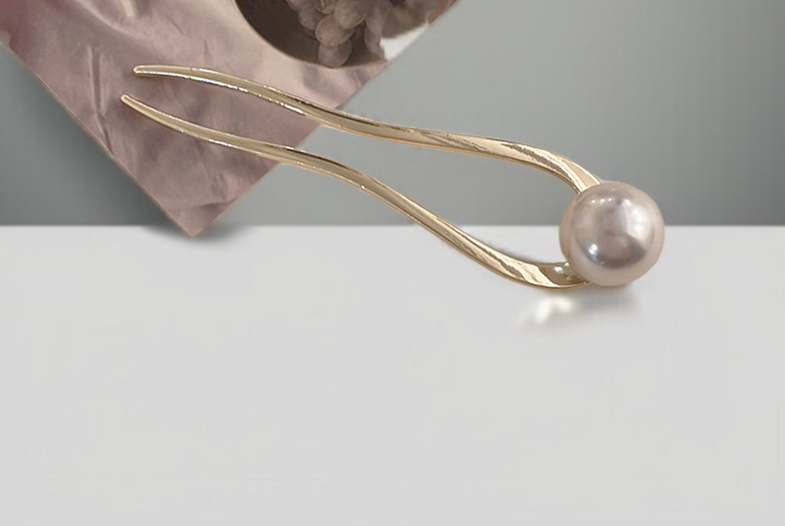 Wedding hairstyle with pearl U-shaped hairpin