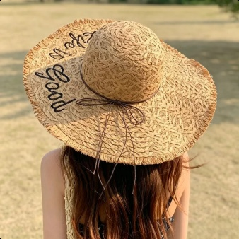 Sommerlicher Damen-Strohhut mit breiter Krempe  Sonnenschutz  gestickten Buchstaben  Strandhut