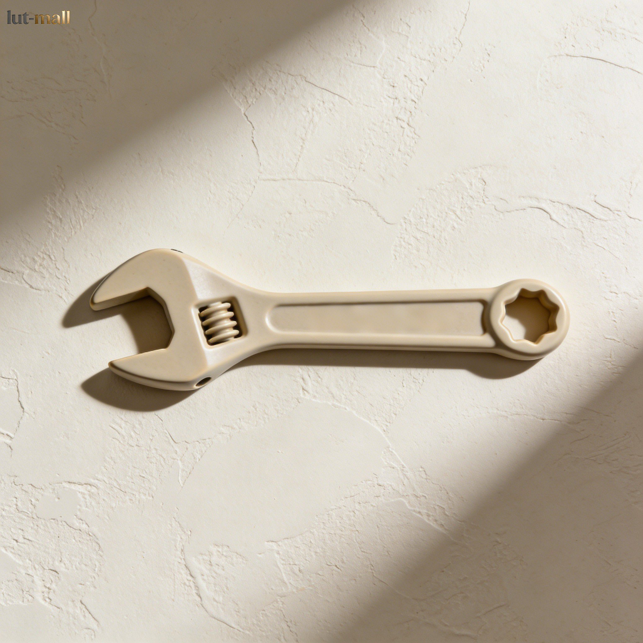 여러 크기의 볼트에 맞게 조절되는 렌치